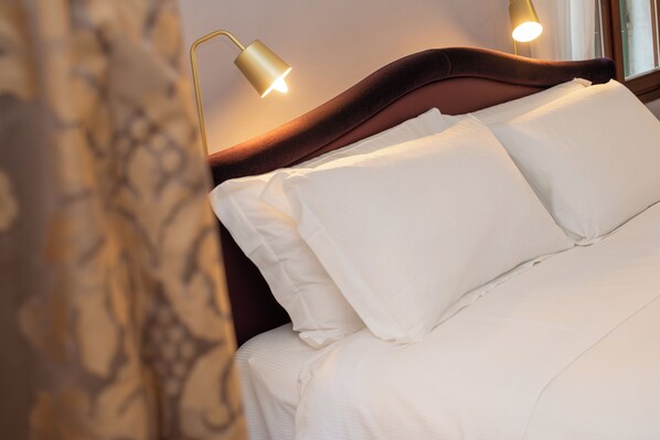 Safe på rommet, blendingsgardiner og wi-fi (inkludert)