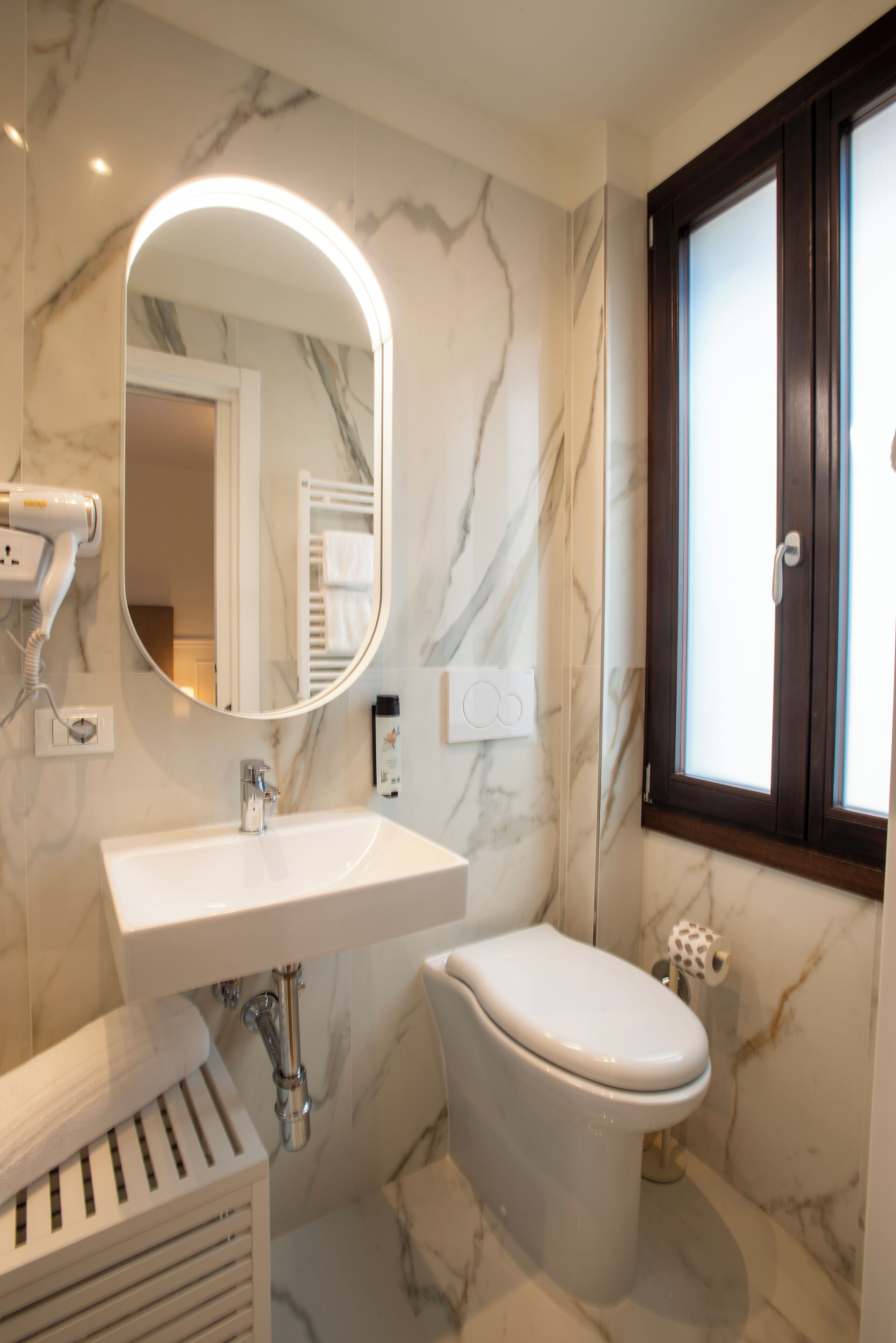 Artículos de tocador gratuitos, secador de pelo, toallas, jabón