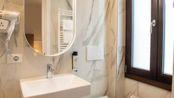 Artículos de tocador gratuitos, secador de pelo, toallas, jabón