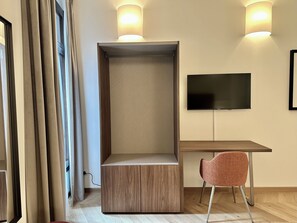 In-room safe, blackout curtains, free WiFi - Fenice Studios (Venice)