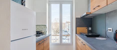 KĂŒhlschrank, Ofen, Herdplatte, Wasserkocher mit Kaffee-/Teezubehör