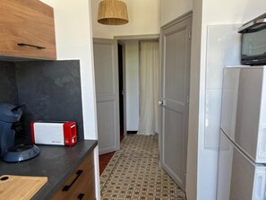 Private kitchen - Apartment "Le Gîte Du Forgeron" in La Tour-d'Aigues (La Tour-dʼAigues)