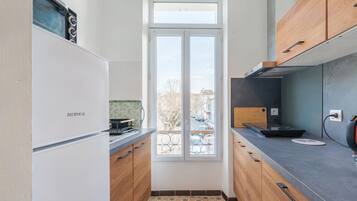 Kjøleskap, ovn, kokeplater og kaffetrakter/tekoker