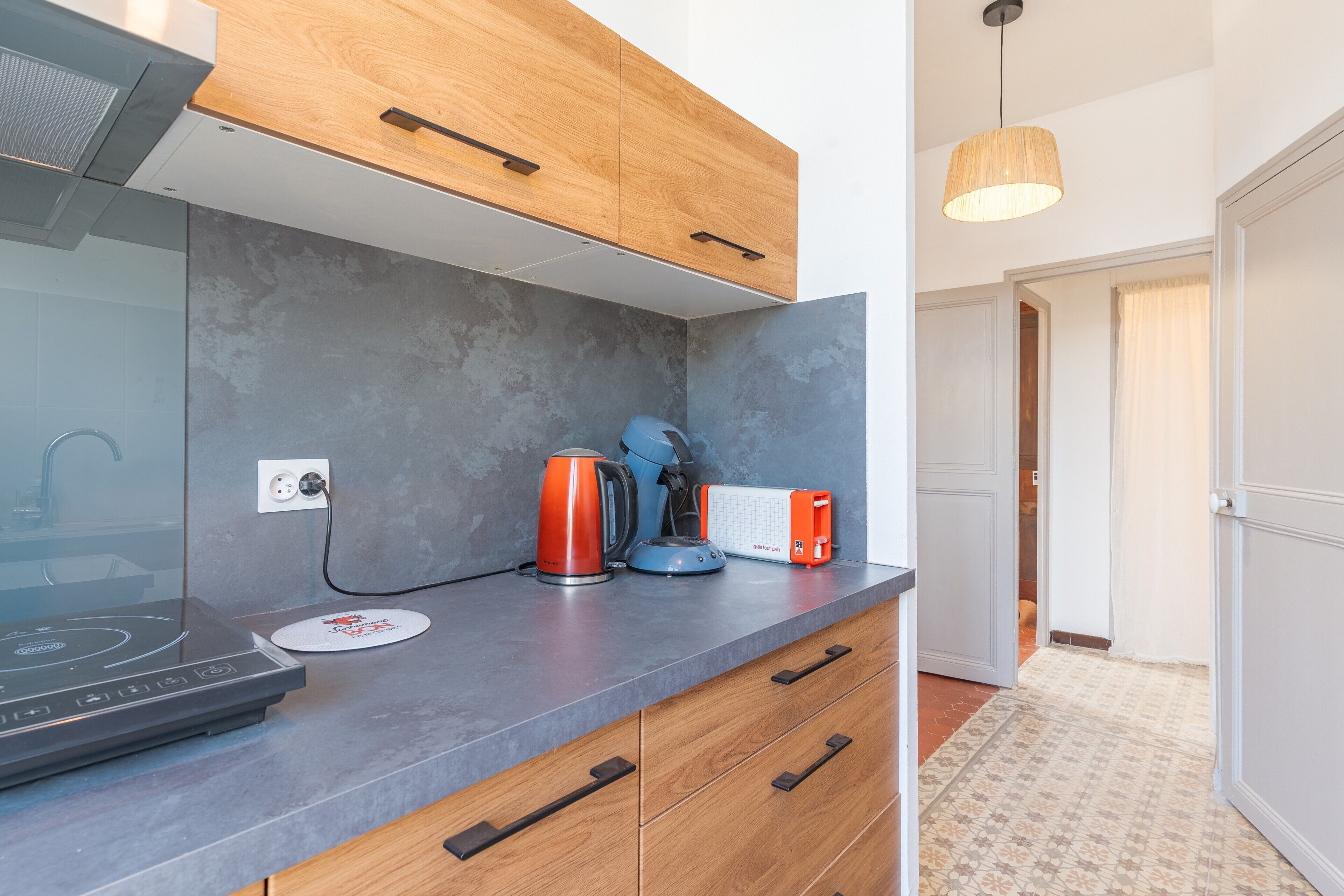 Réfrigérateur, four, plaque de cuisson, cafetière/bouilloire