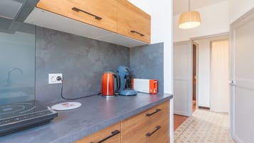 Réfrigérateur, four, plaque de cuisson, cafetiÚre/bouilloire