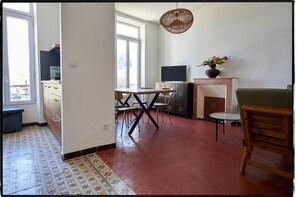 Dining - Apartment "Le Gîte Du Forgeron" in La Tour-d'Aigues (La Tour-dʼAigues)