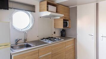 Comfort Bungalow | Private kitchen | Highchair