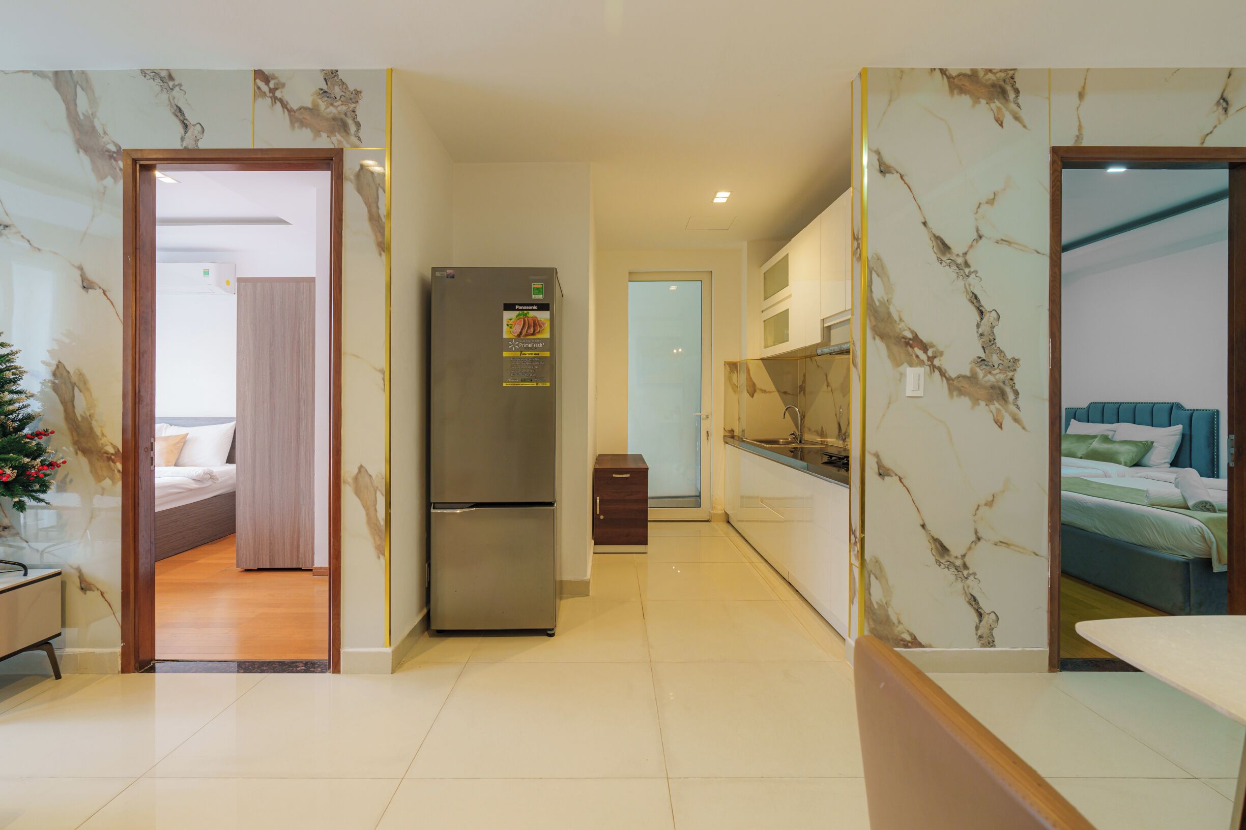 Full-sized fridge, microwave, oven, stovetop