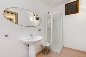 Ducha, secador de pelo, toallas