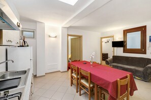 Living area - Apartment 'Casa Chicken2 -Mare, Monti E Bikers' with Mountain View, Shared Pool and Wi-Fi (Bardino Vecchio)