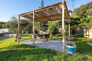 Outdoor dining - Apartment 'Casa Chicken2 -Mare, Monti E Bikers' with Mountain View, Shared Pool and Wi-Fi (Bardino Vecchio)