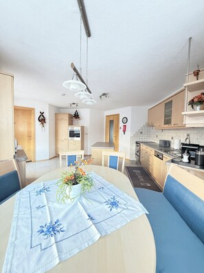 Dining - Quiet vacation apartment with mountain views in Tobadill (Tobadill)