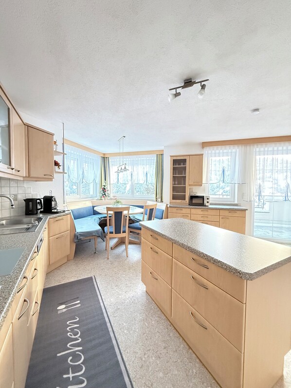 Fridge, microwave, oven, stovetop - Quiet vacation apartment with mountain views in Tobadill (Tobadill)