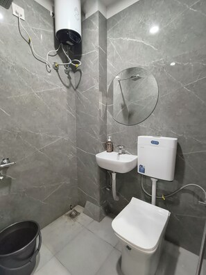 Dusche, kostenlose Toilettenartikel, Handtücher, Seife