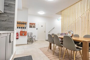 เบสิกอพาร์ทเมนท์ | ครัวส่วนตัว | ตู้เย็น, ไมโครเวฟ, เตาอบ, เตาประกอบอาหาร