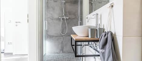 Basic Apartment | Bathroom | Shower, free toiletries, hair dryer, towels