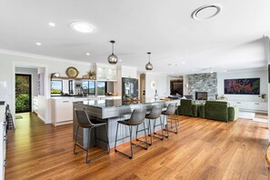 Casa, 5 quartos, acessível, piscina particular | Sala de jantar