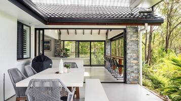 Casa, 5 quartos, acessível, piscina particular | Opções para refeição ao ar livre