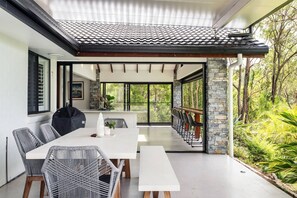 Casa, 5 quartos, acessível, piscina particular | Opções para refeição ao ar livre