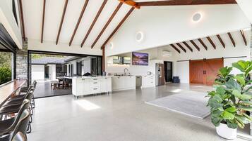 Casa, 5 quartos, acessível, piscina particular | Sala de estar