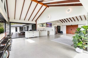 Casa, 5 quartos, acessível, piscina particular | Sala de estar