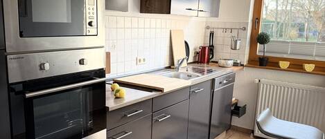 Køleskab, mikrobølgeovn, ovn, kogeplade