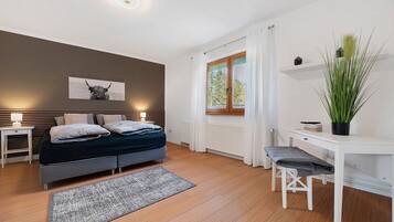 Een strijkplank/strijkijzer, wifi, beddengoed