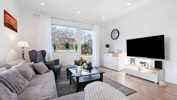 Een televisie en een stereo