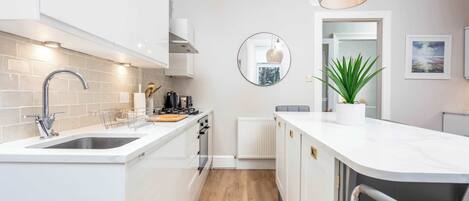 Fridge, microwave, stovetop, dishwasher