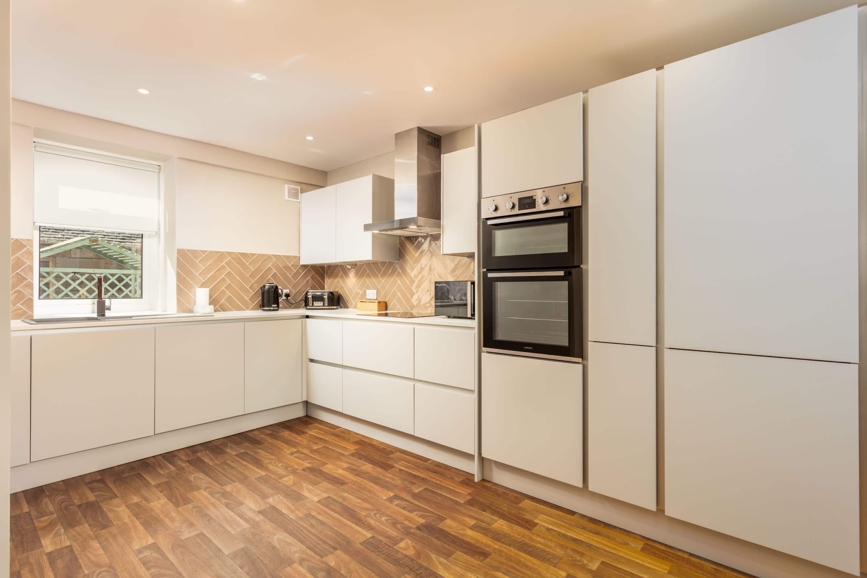 Een koelkast, een microgolfoven, een kookplaat, een broodrooster