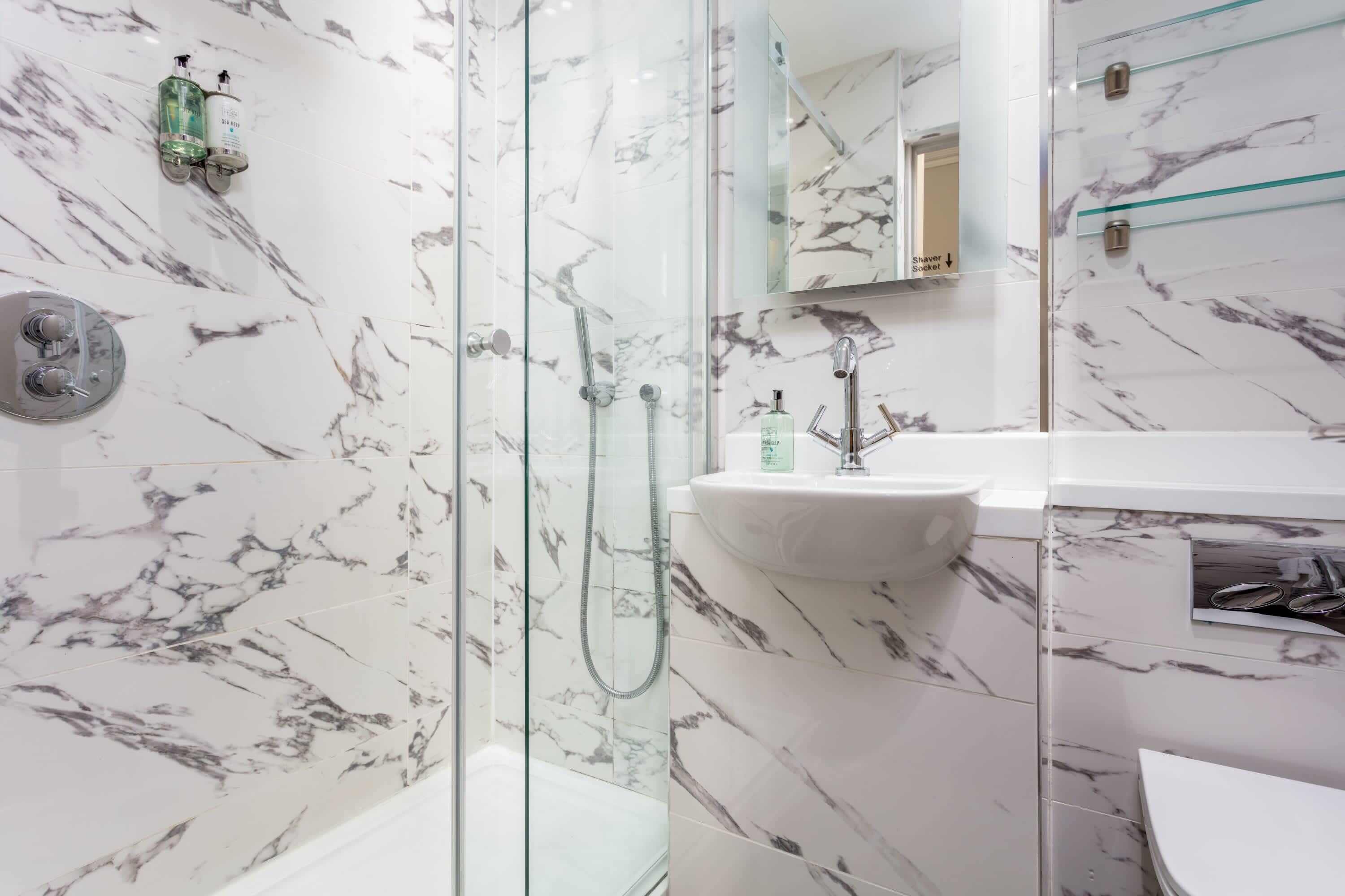 Dusche, Haartrockner, Handtücher