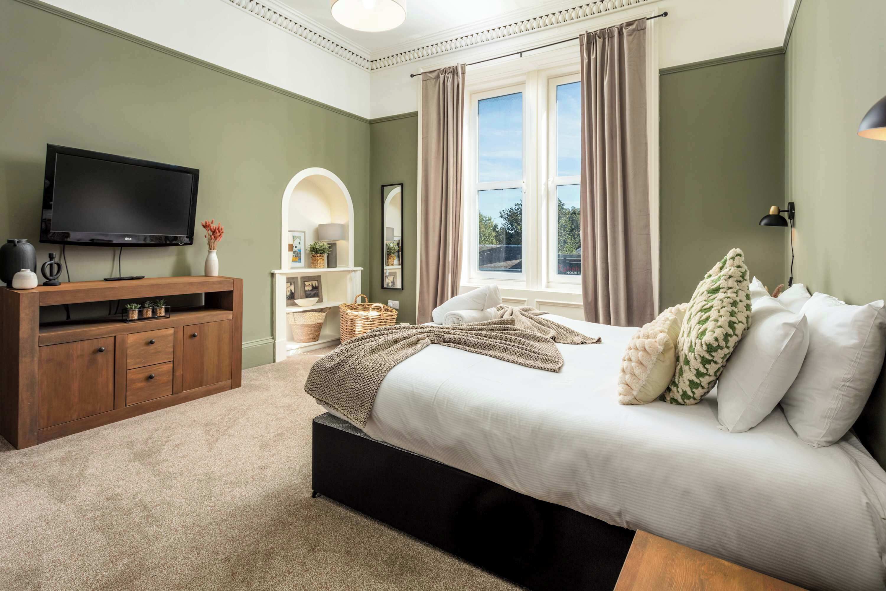 Tabla de planchar con plancha, wifi y ropa de cama 