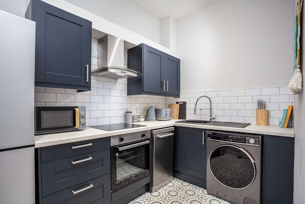 Fridge, microwave, stovetop, dishwasher