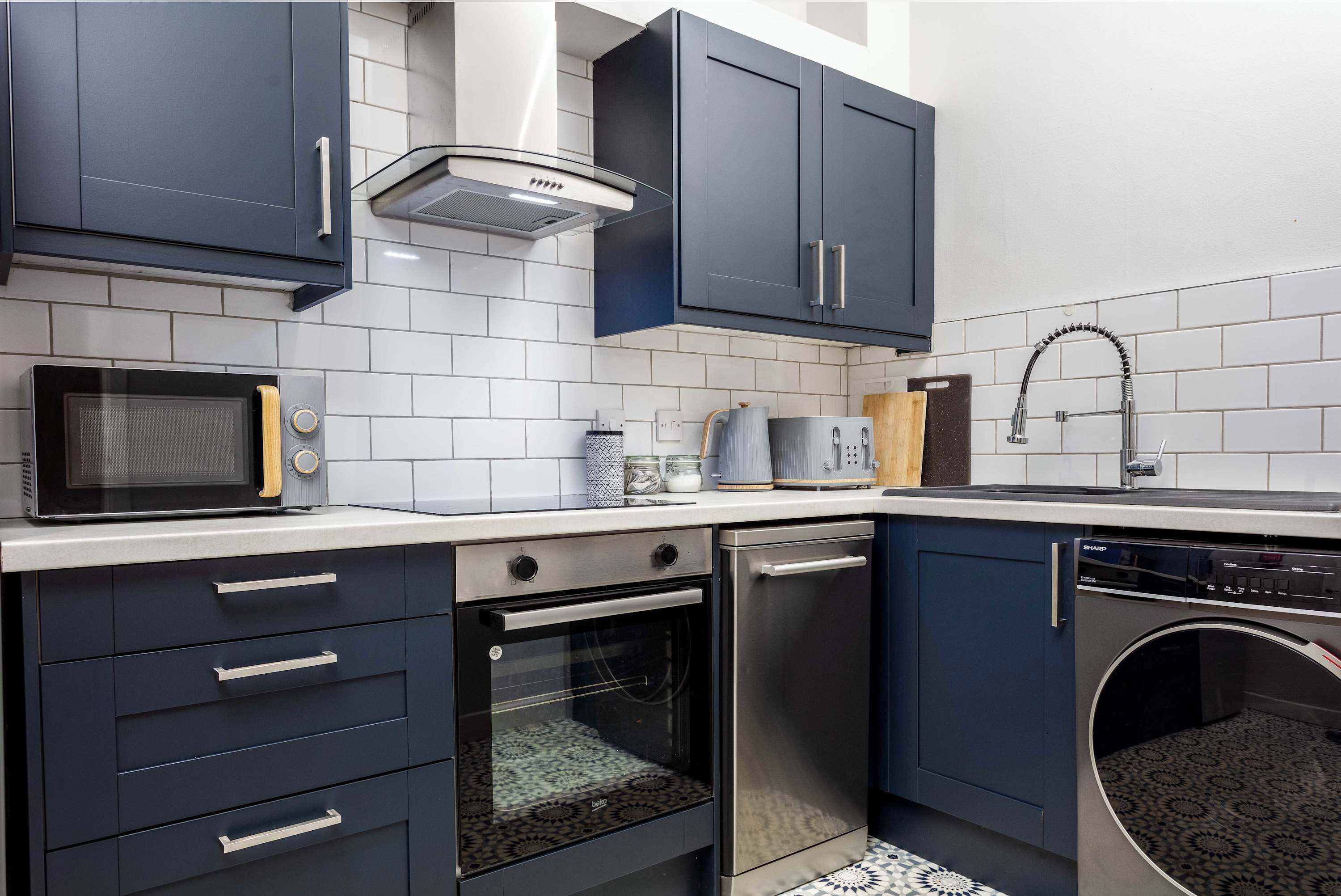 Fridge, microwave, stovetop, dishwasher