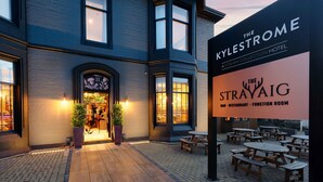 The Kylestrome hotel exterior with a dining area and outdoor seating. - The Kylestrome - Suite (Ayr)