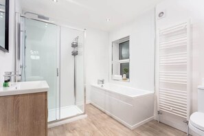 Shower, hair dryer, towels - Cuthbert House  - Donnini Apartments (Prestwick)