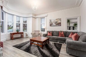 TV - Cuthbert House  - Donnini Apartments (Prestwick)