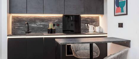 Refrigerador, microondas, horno, placa de cocina