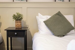 2 bedrooms, iron/ironing board, WiFi, bed sheets - The Fairlie Suite No2 - Donnini Apartments (Prestwick)