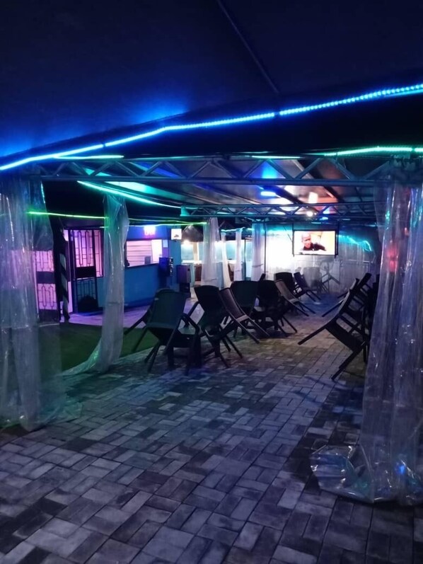 Outdoor dining - Top Nosh Lounge and Bar (Ibadan)
