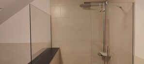 Shower, hair dryer, towels, soap - 15 minutes from the city center in the middle of greenery, the family room with 3 beds. (Dresden)