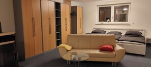 Interior - 15 minutes from the city center in the middle of greenery, the family room with 3 beds. (Dresden)