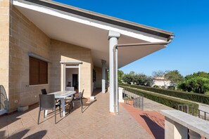 Outdoor dining - Apartment 'Villa Tubola - Dimora' with Balcony, Wi-Fi and Air Conditioning (Lizzanello)