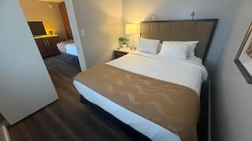 Kamar Eksekutif, Beberapa Tempat Tidur, Bebas Asap Rokok | Meja kerja, ruang kerja ramah laptop, Wi-Fi gratis, dan seprai linen