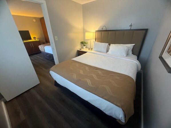 Desk, laptop workspace, free WiFi, bed sheets - Naval Suites By FairBridge (Bremerton)