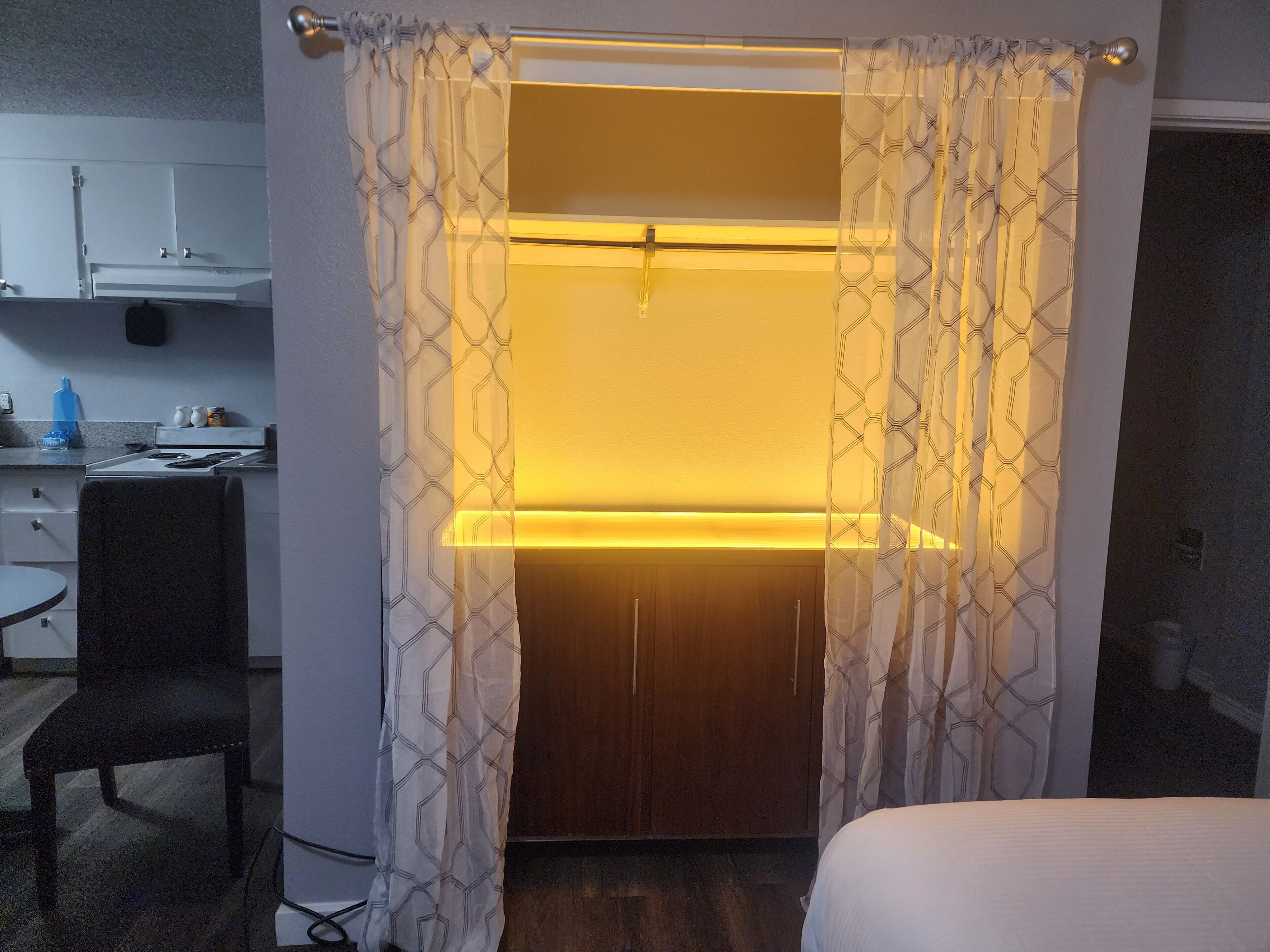 デスク、ノートパソコン用作業スペース、WiFi (無料)、ベッドシーツ