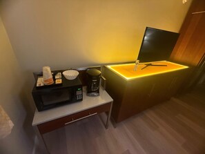 Desk, laptop workspace, free WiFi, bed sheets - Naval Suites By FairBridge (Bremerton)