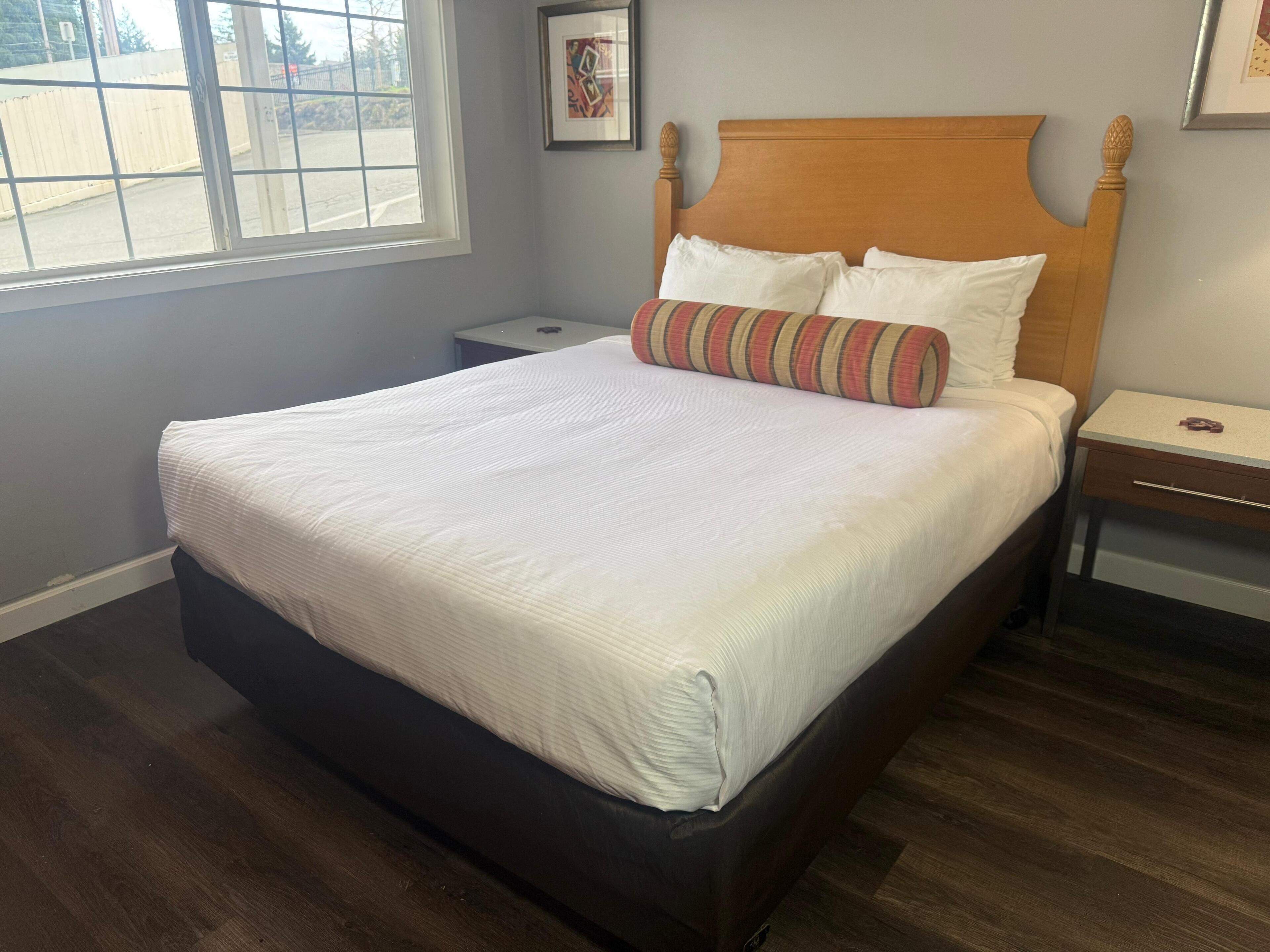 Standard Room, 1 Queen Bed, Accessible Bathtub, Non Smoking