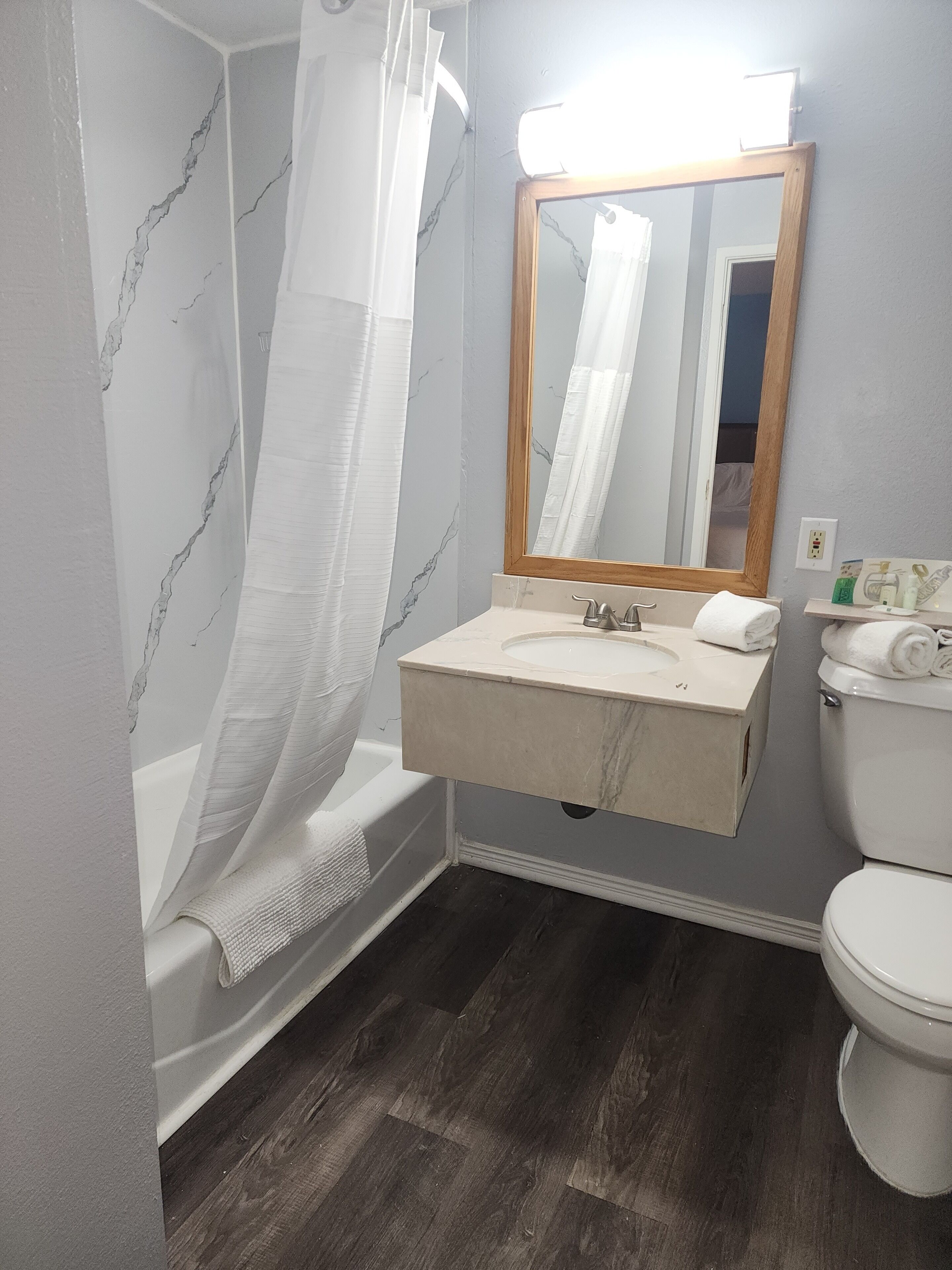 Kelengkapan dandanan diri percuma, pengering rambut, tuala disediakan 