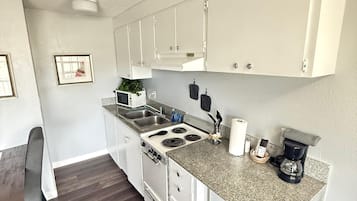 Standard Room, 1 Queen Bed, Non Smoking, Kitchen | Desk, laptop workspace, free WiFi, bed sheets